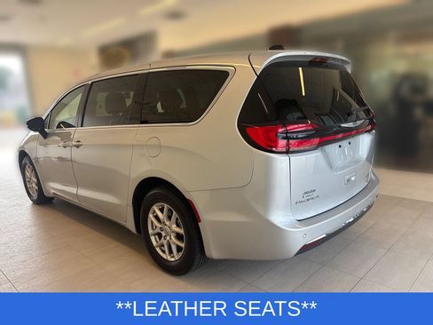 Used 2024 Chrysler Pacifica Touring-L FWD image 3