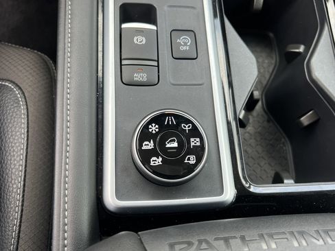 Certified 2025 Nissan Pathfinder SL image 19