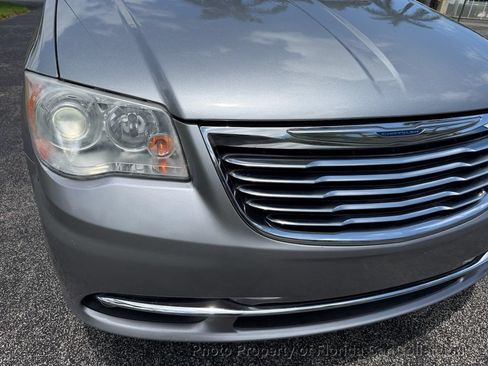 Used 2013 Chrysler Town & Country Limited w/ Luxury Group FWD image 19
