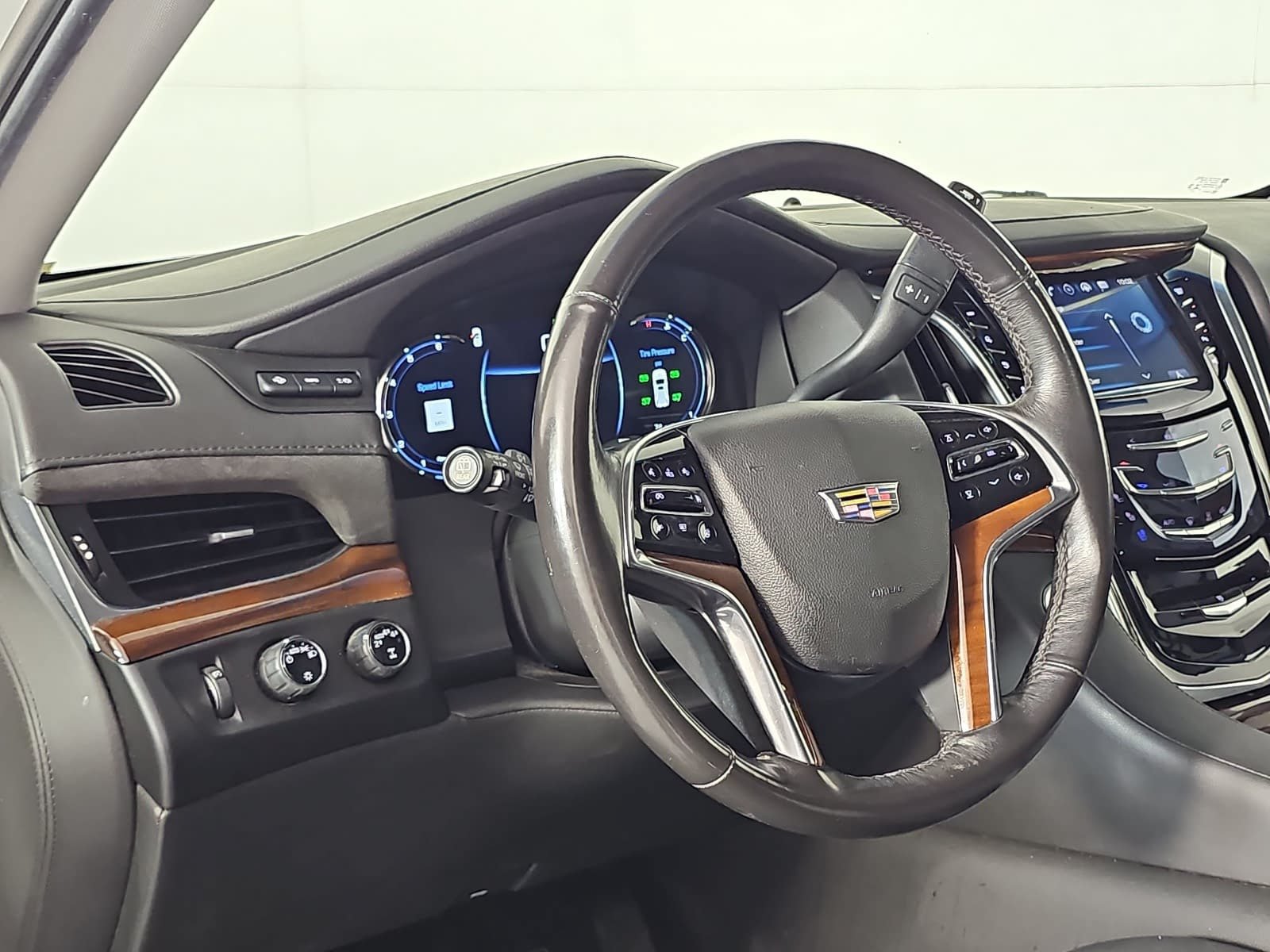 Used 2019 Cadillac Escalade Luxury AWD/4WD image 15