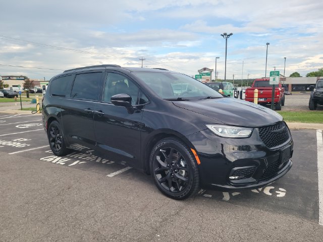 Used 2025 Chrysler Pacifica Limited FWD image 3