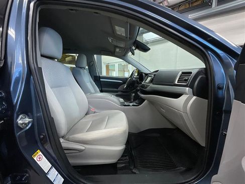 Used 2019 Toyota Highlander LE AWD/4WD image 27