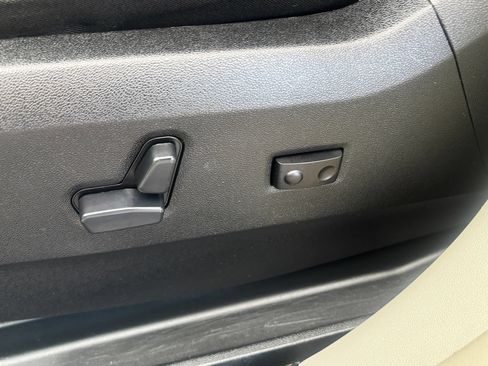 Used 2012 Chrysler Town & Country Touring-L w/ Entertainment Group #2 FWD image 16