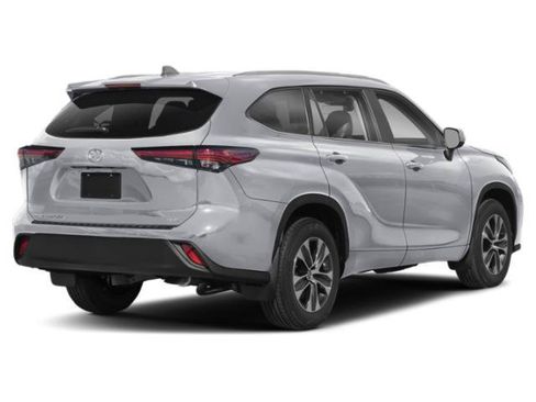 Used 2024 Toyota Highlander XLE AWD/4WD image 2