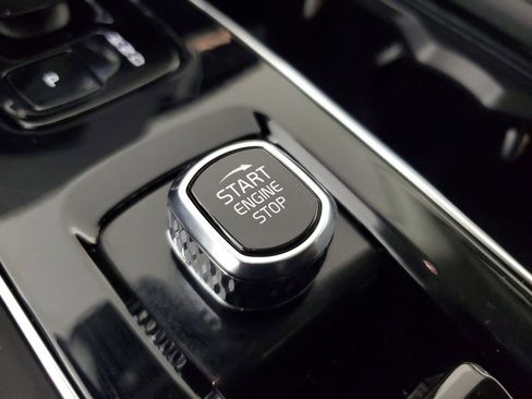 Used 2025 Volvo XC90 B6 Plus image 35