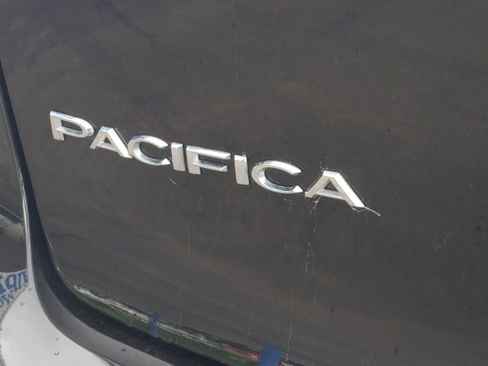 Used 2023 Chrysler Pacifica Touring-L FWD image 8