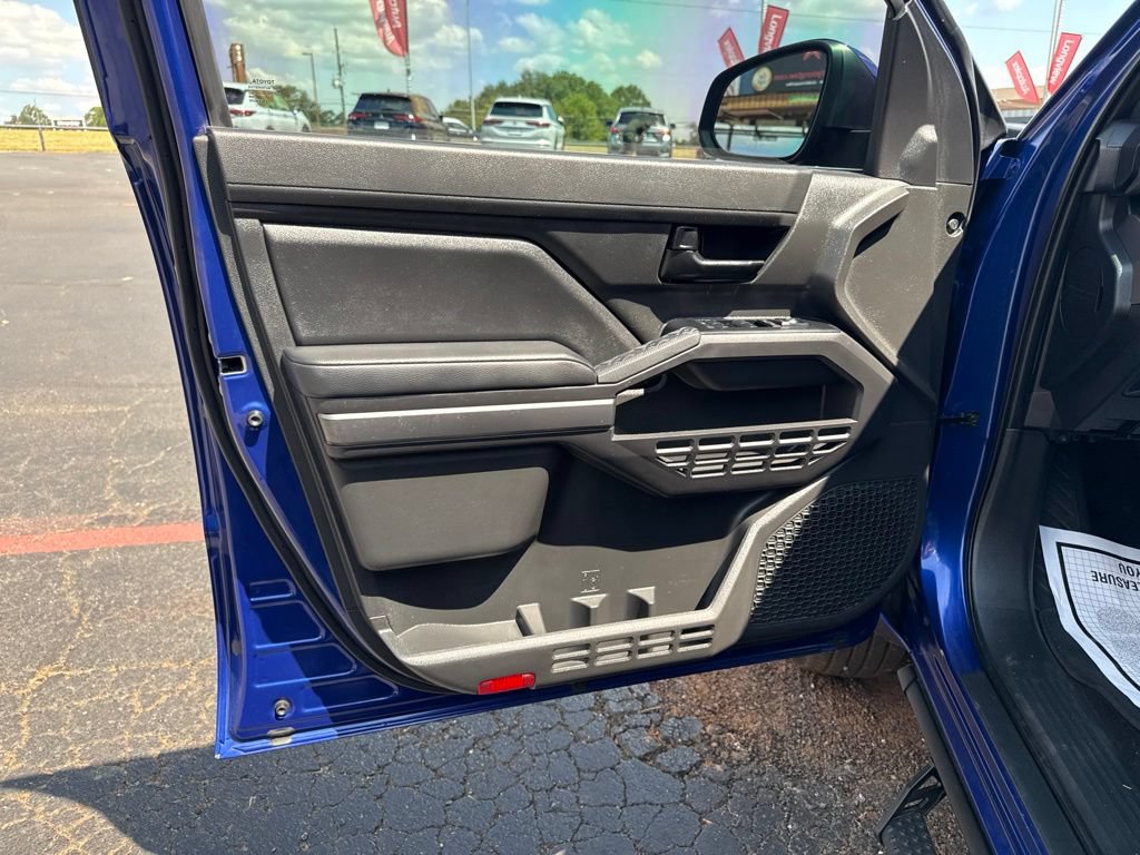 Used 2025 Toyota Tacoma SR5 AWD/4WD image 10