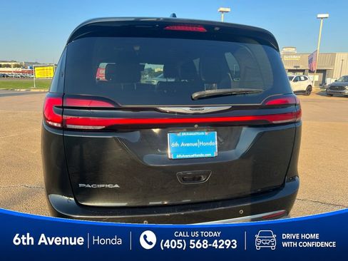 Used 2023 Chrysler Pacifica Touring-L FWD image 6