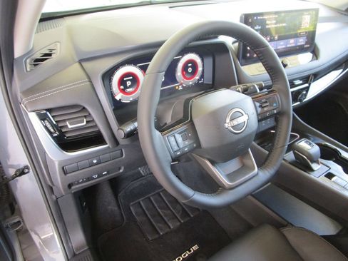 Used 2025 Nissan Rogue SL AWD/4WD image 26