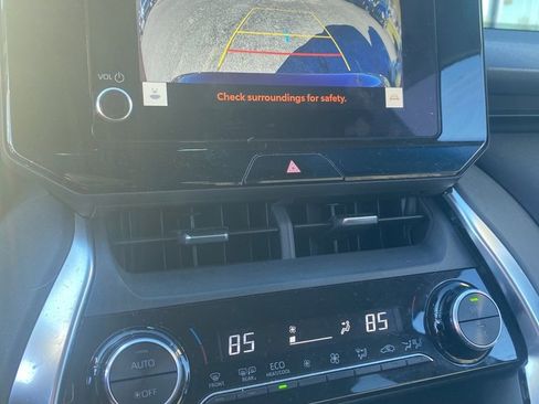 Used 2023 Toyota Venza LE image 5