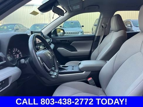 Used 2024 Toyota Highlander LE FWD image 7
