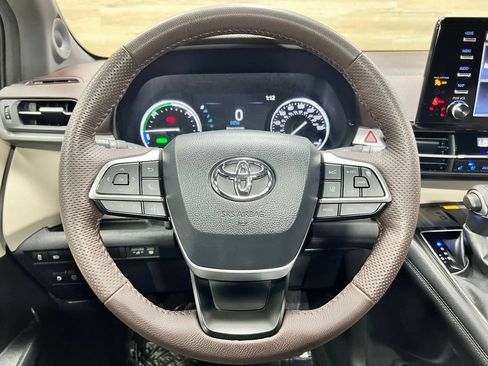 Used 2024 Toyota Sienna Platinum AWD/4WD image 25