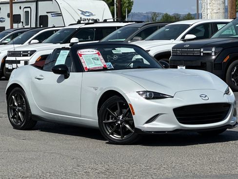 Used 2018 MAZDA MX-5 Miata Club w/ Appearance Package RWD image 2
