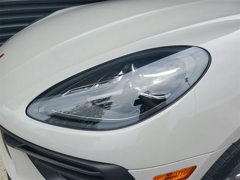 Used 2025 Porsche Macan image 25