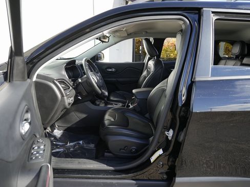 Used 2019 Jeep Cherokee Trailhawk w/ Cold Weather Group image 20