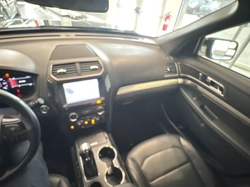Used 2018 Ford Explorer XLT w/ Equipment Group 202A FWD image 38