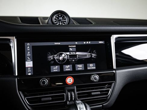 Certified 2026 Porsche Macan AWD/4WD image 18