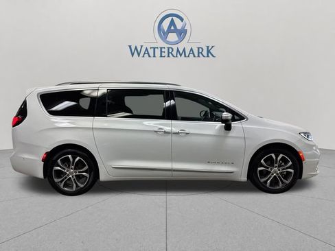 Used 2025 Chrysler Pacifica Pinnacle w/ Trailer Tow Group FWD image 14