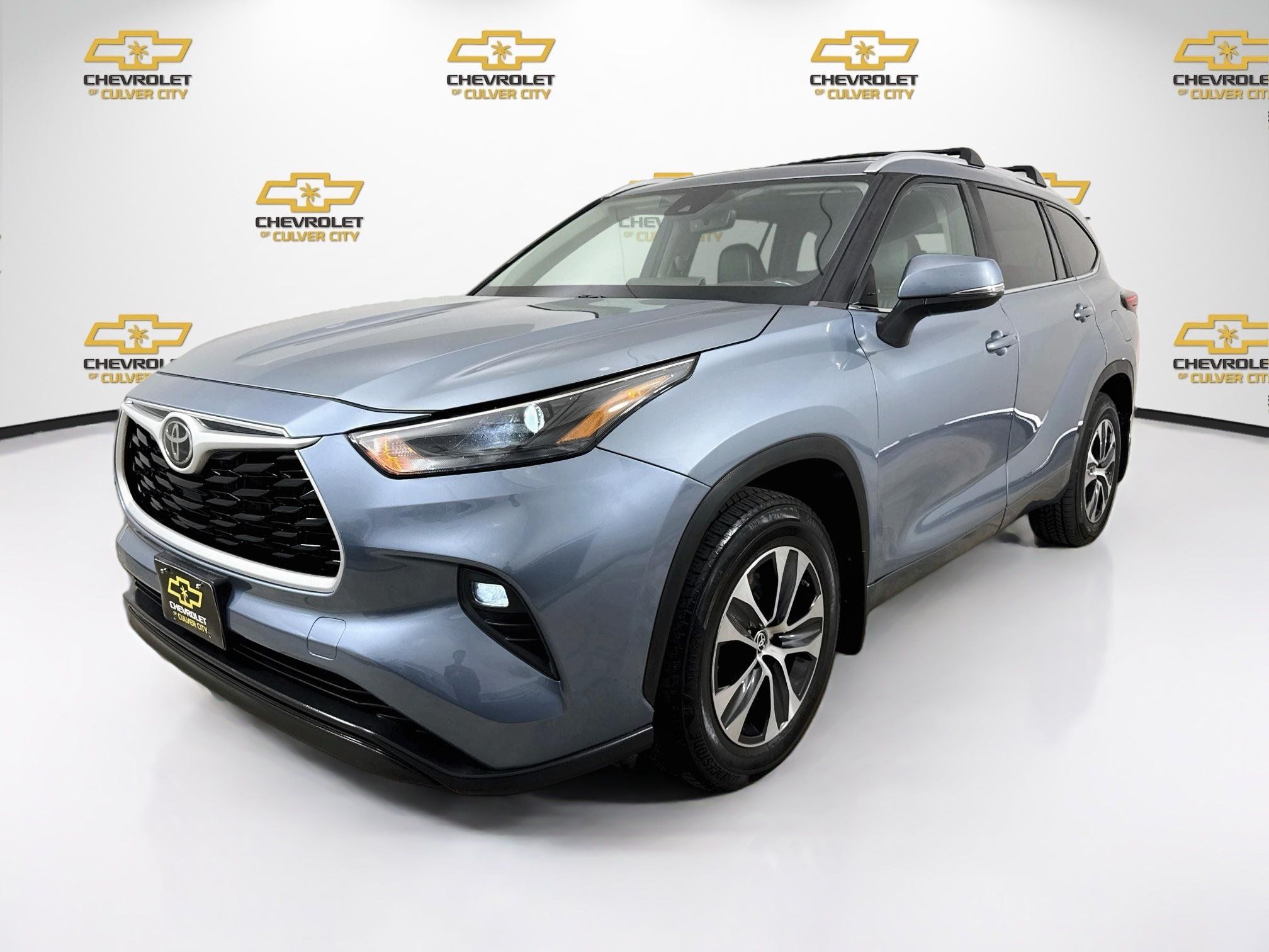 Used 2023 Toyota Highlander XLE FWD image 3