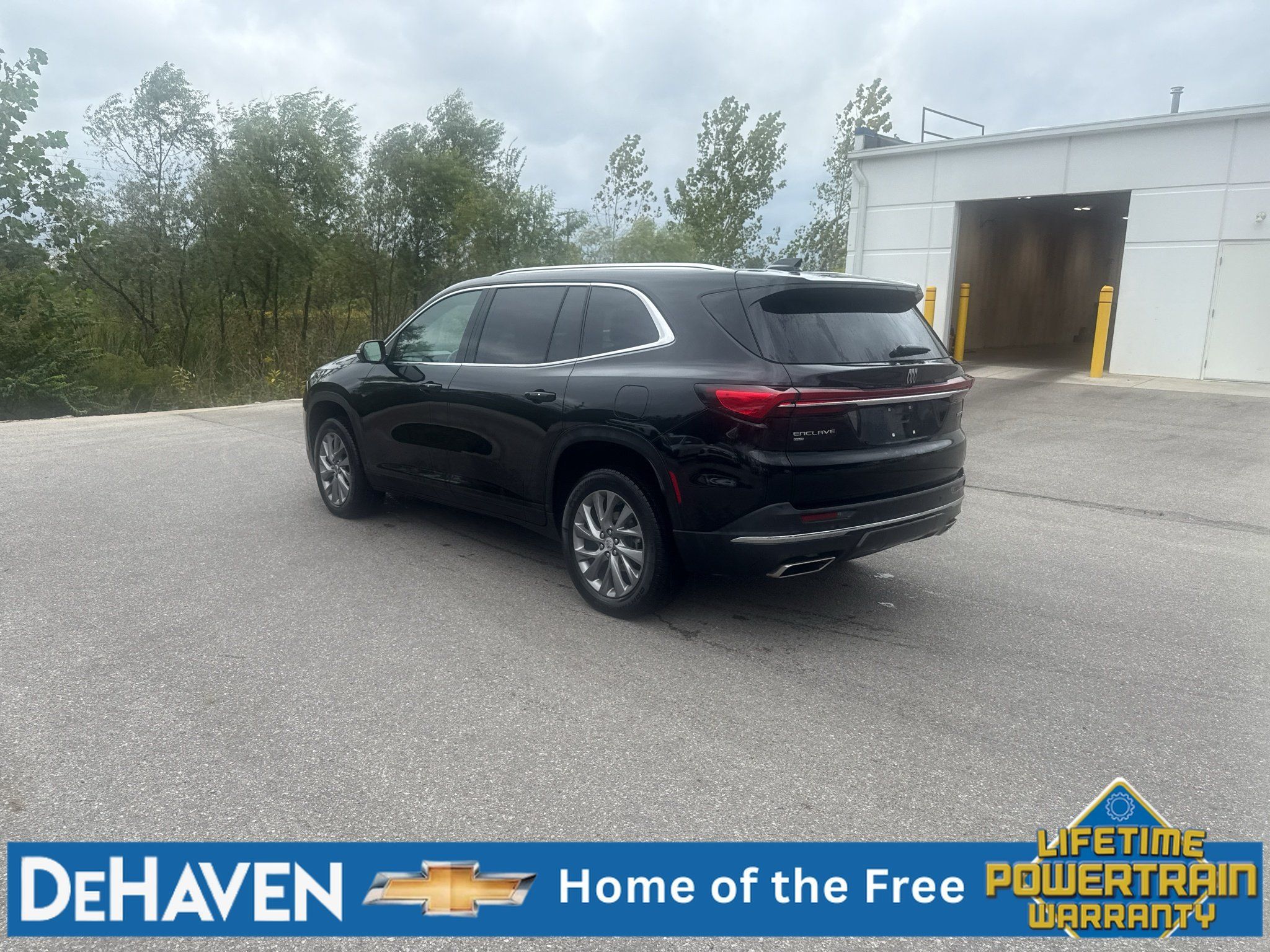 Used 2025 Buick Enclave Preferred AWD/4WD image 4