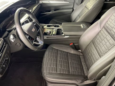 Used 2025 Cadillac Escalade V AWD/4WD image 4