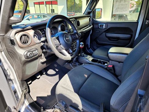 Used 2018 Jeep Wrangler Sport image 9