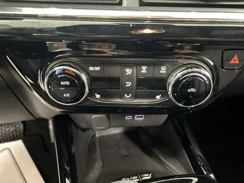 Used 2025 Chevrolet Trax RS w/ Sunroof Package FWD image 16