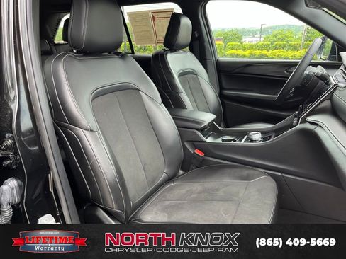Used 2025 Jeep Grand Cherokee Altitude AWD/4WD image 17