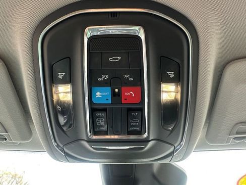 Used 2023 Jeep Grand Cherokee Laredo w/ Luxury Tech Group I AWD/4WD image 40