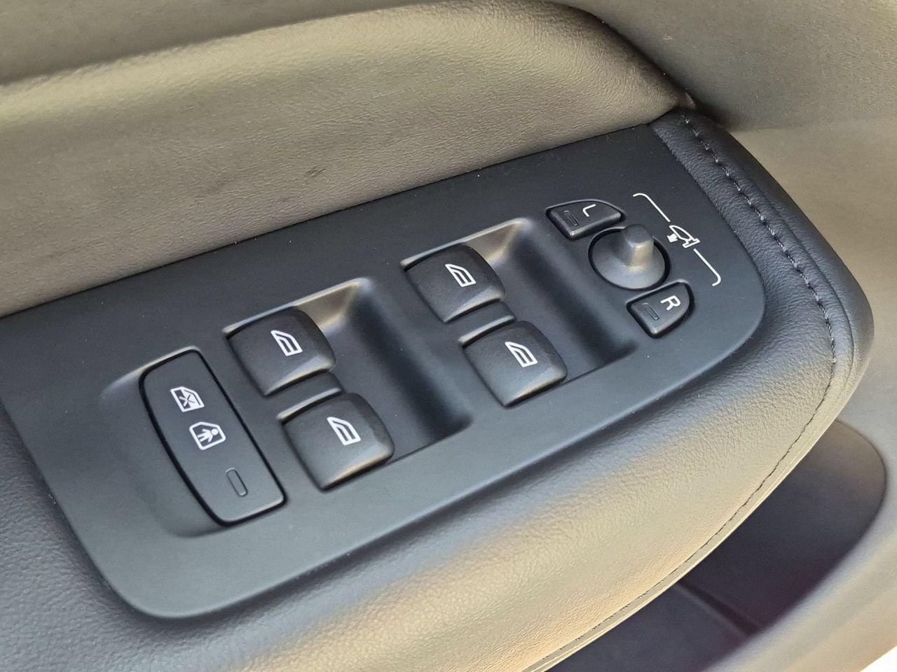 Certified 2024 Volvo XC60 B5 Plus AWD/4WD image 11