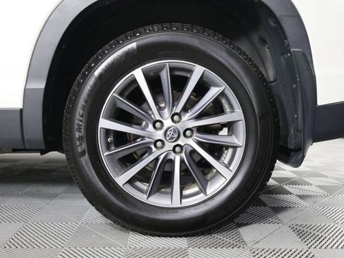 Used 2019 Toyota Highlander XLE w/ Carpet Mat Package (TMS) AWD/4WD image 8