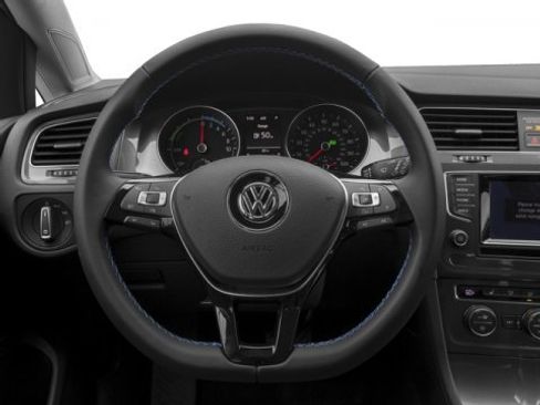 Used 2016 Volkswagen e-Golf SE image 6