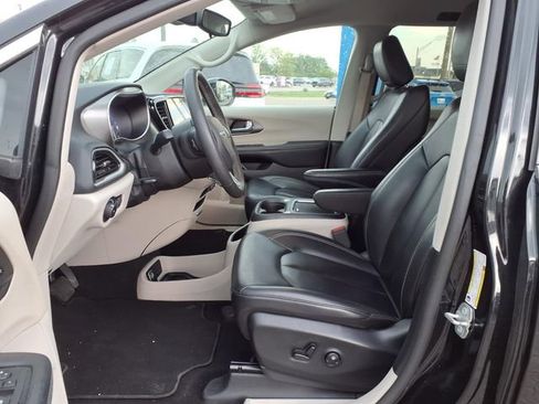 Used 2024 Chrysler Pacifica Touring-L image 14