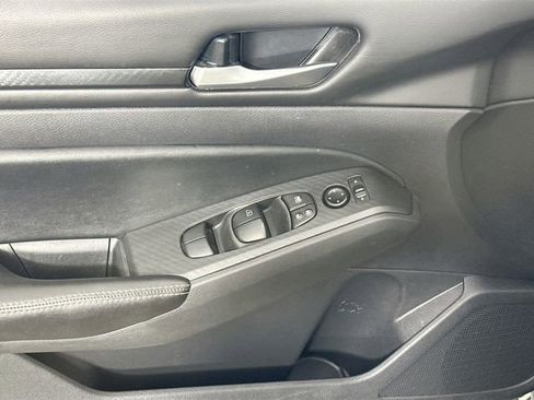 Used 2024 Nissan Altima 2.5 SV FWD image 18