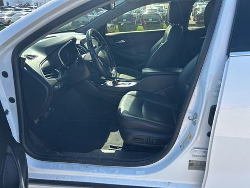 Used 2019 Chevrolet Malibu LT w/ Leather Package FWD image 9