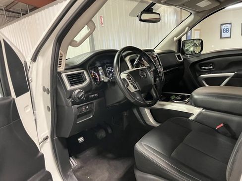 Used 2018 Nissan Titan SV w/ SV Convenience Package image 8