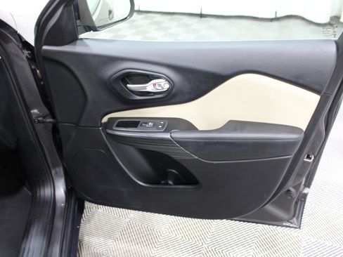 Used 2015 Jeep Cherokee Latitude FWD image 25