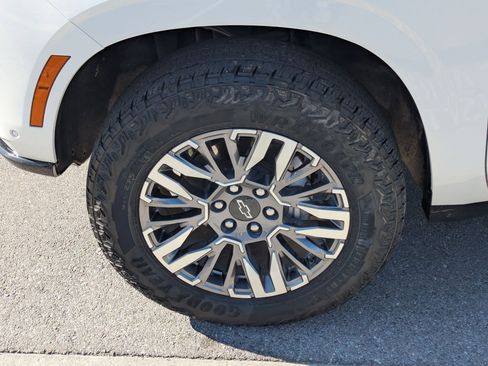Used 2025 Chevrolet Suburban Z71 AWD/4WD image 14