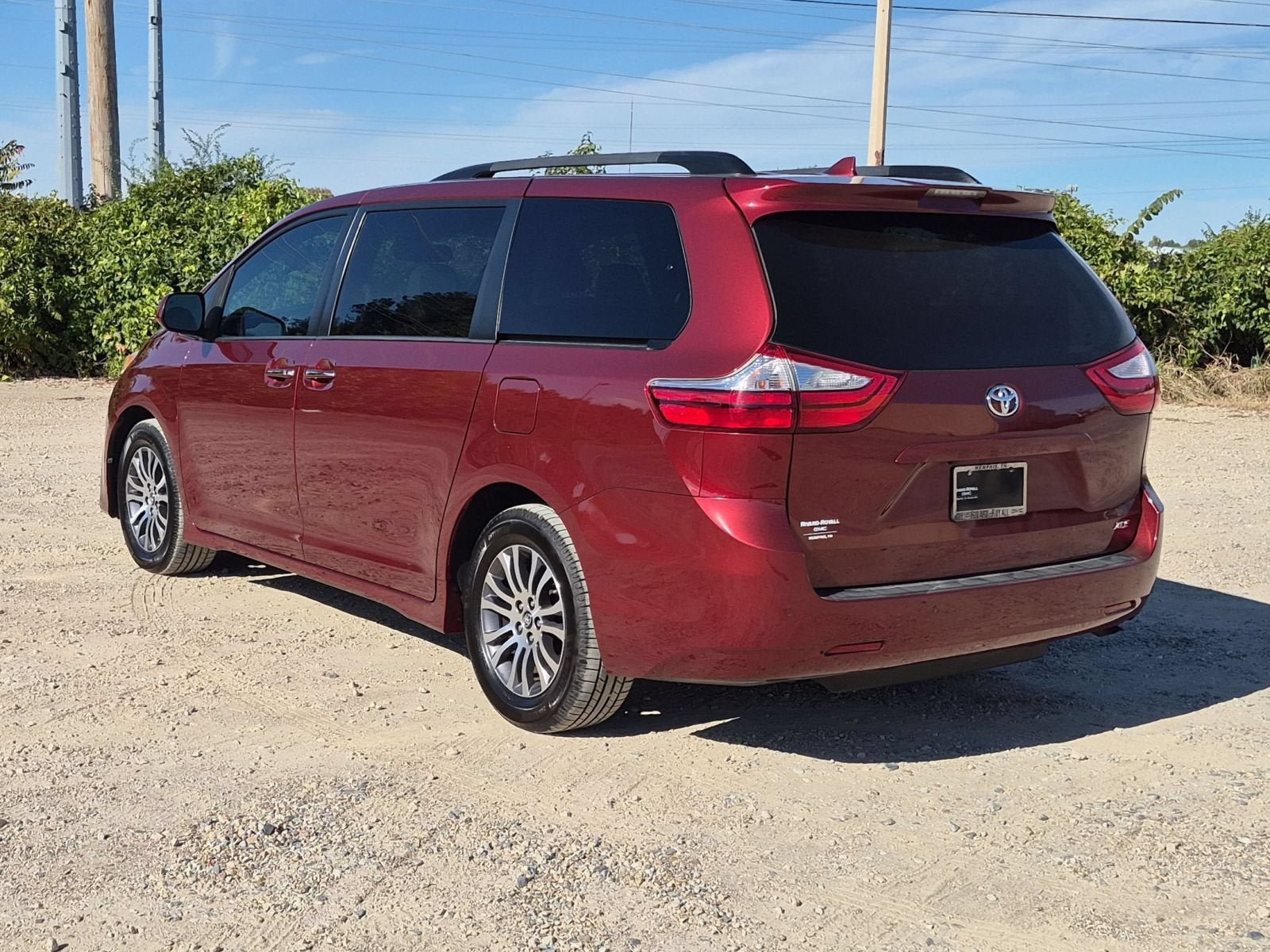 Used 2019 Toyota Sienna XLE w/ XLE Navigation Package FWD image 3