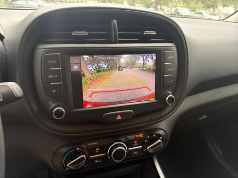 Used 2025 Kia Soul LX w/ LX Technology Package FWD image 16