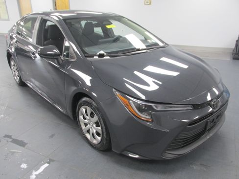 Used 2023 Toyota Corolla LE FWD image 3
