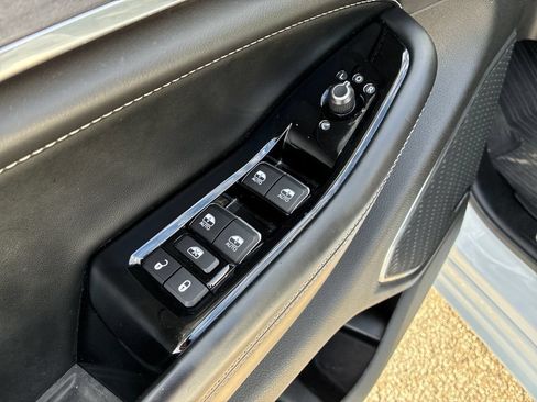 Used 2023 Jeep Grand Cherokee Overland w/ Luxury Tech Group IV AWD/4WD image 13