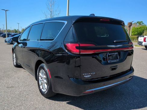 Used 2025 Chrysler Pacifica Select image 4