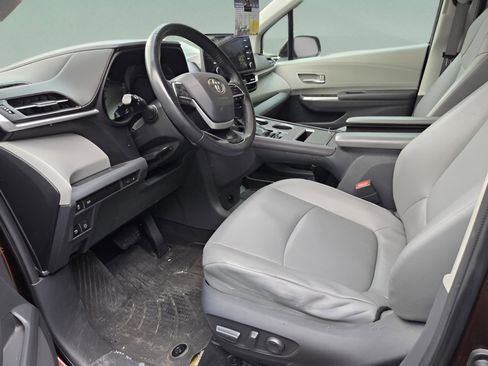 Used 2021 Toyota Sienna XLE FWD image 30