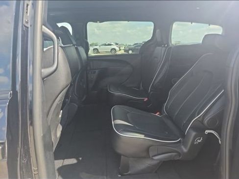 Used 2024 Chrysler Pacifica Limited w/ S Appearance Package FWD image 15