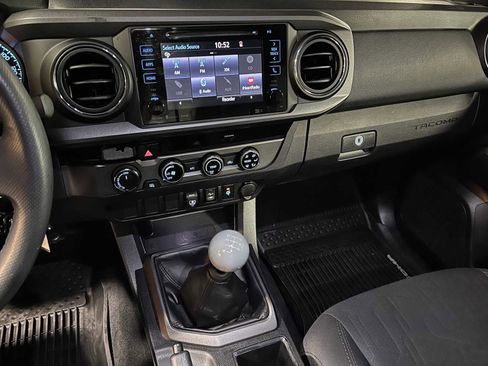 Used 2018 Toyota Tacoma TRD Sport AWD/4WD image 30