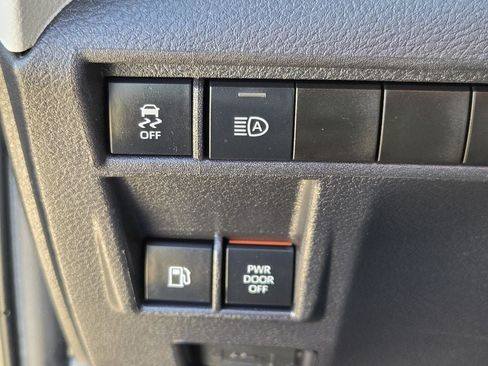 Used 2026 Toyota Sienna XLE FWD image 25