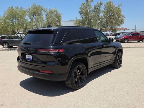 Used 2024 Jeep Grand Cherokee Altitude AWD/4WD image 8