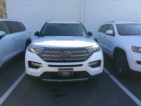 Used 2023 Ford Explorer Limited w/ Limited Technology Package image 3