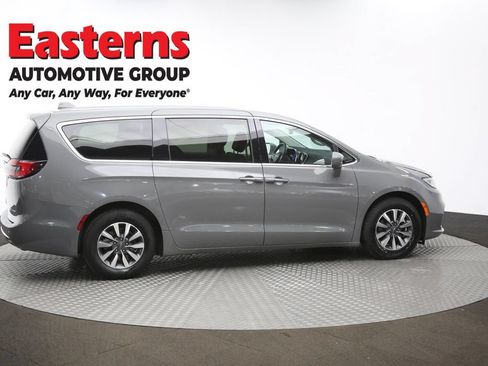 Used 2022 Chrysler Pacifica Touring-L FWD image 44